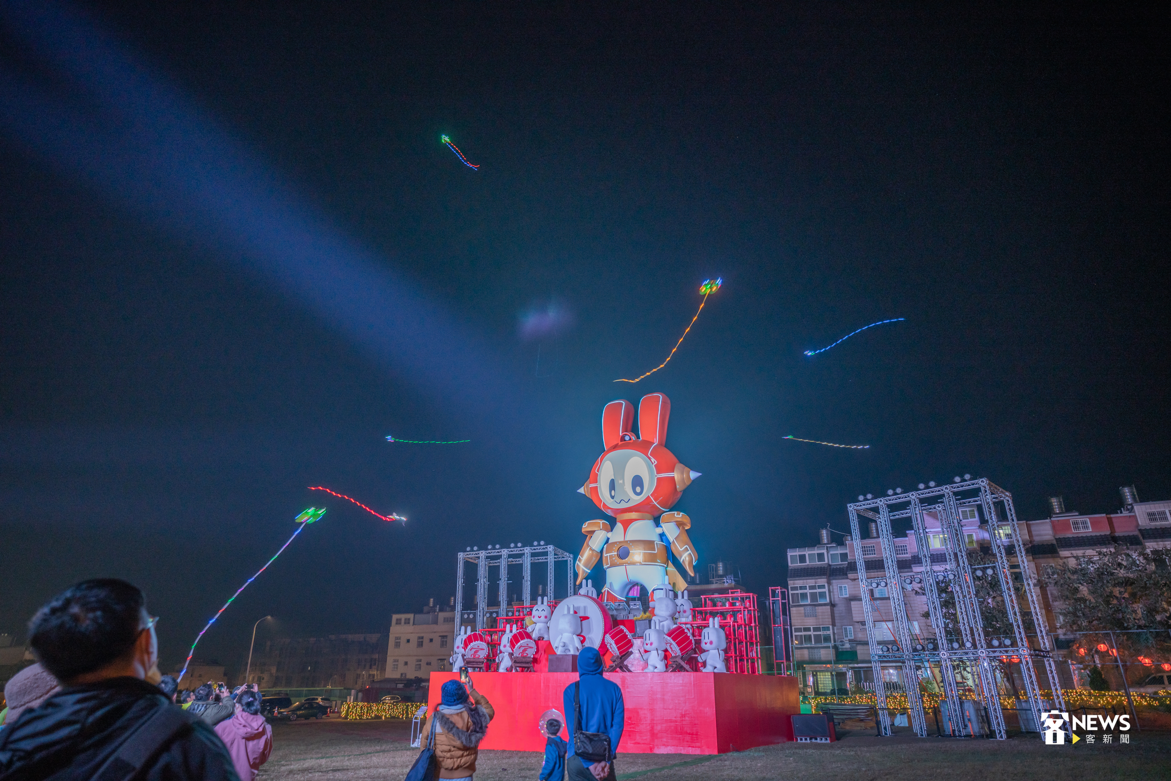 新加坡無線風箏團隊「GoFlyKite」進行夜間飛行測試。洪俊傑攝