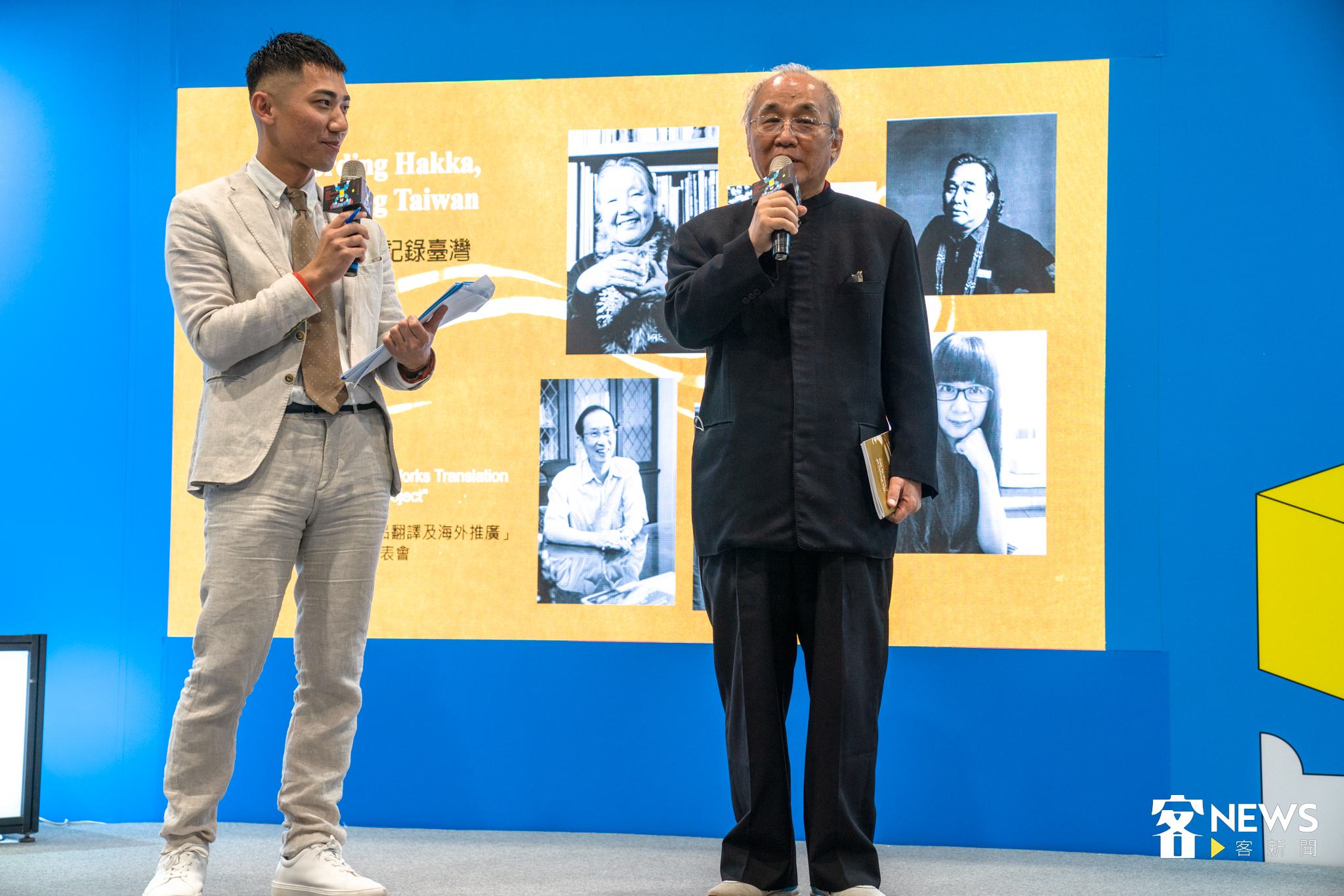 文學家吳錦發（右）的作品也是本次外譯計畫的作者之一，左為發表會客英主持人鄒宗翰（左）。蘇佑昇攝