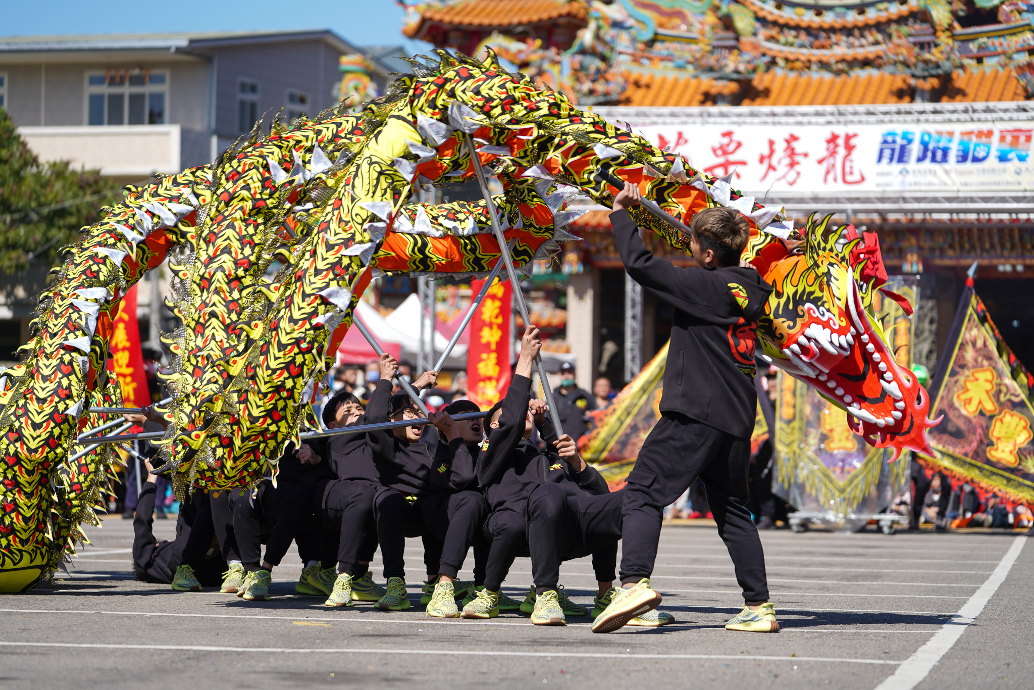 獲得冠軍的「禾豐龍藝」以傳統舞龍融合競技動作，獲得評審青睞。何柏均攝