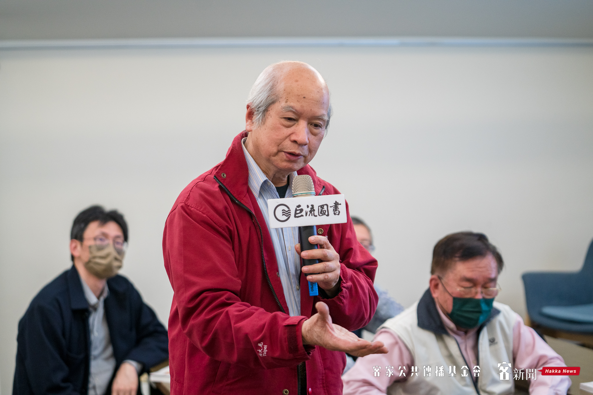 中央大學兼任教授劉阿榮熱情發表對新書的看法。范修語攝