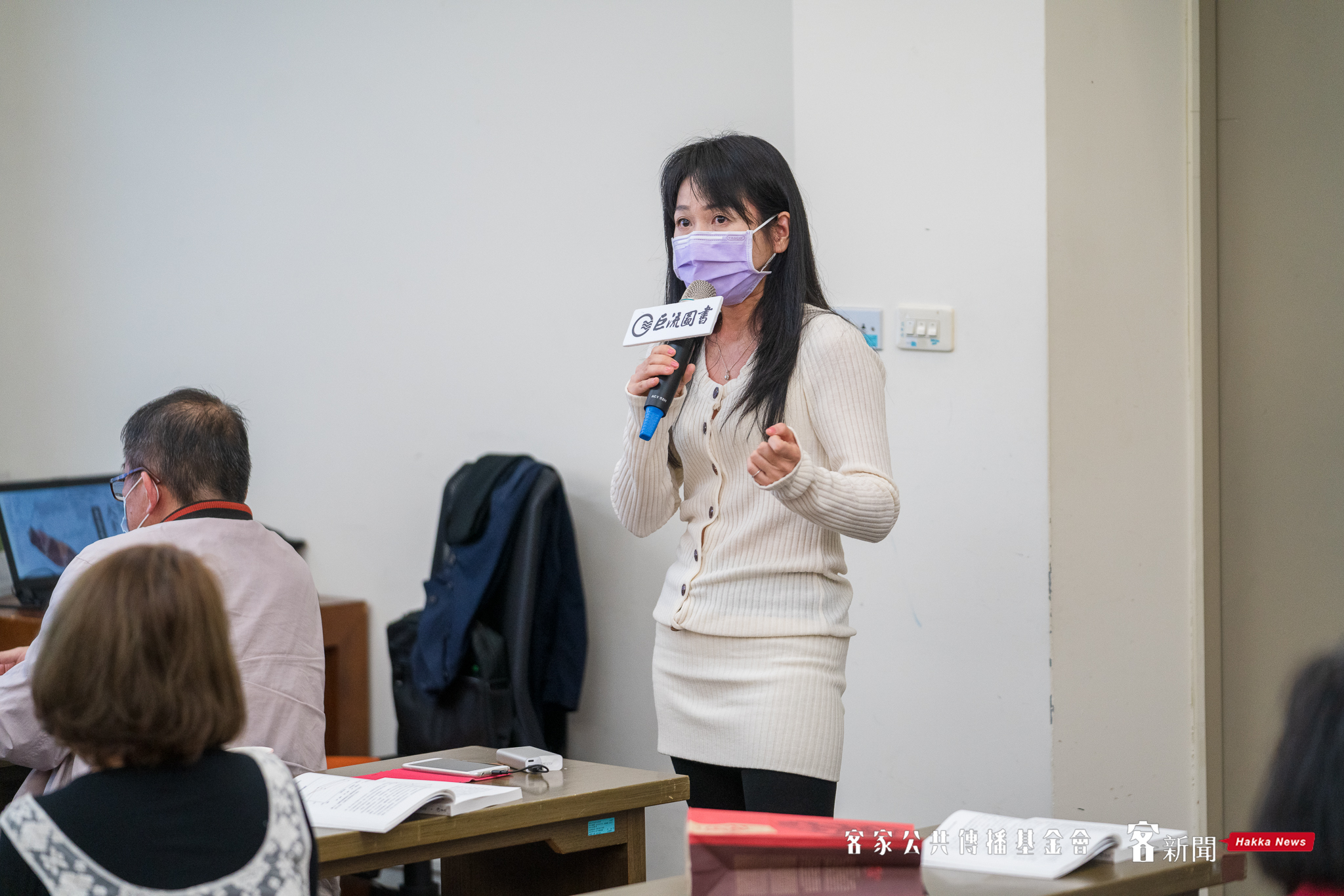 參加新書發表會的貴賓,中央大學客家學院湯晏甄助理教授熱情提問。范修語攝