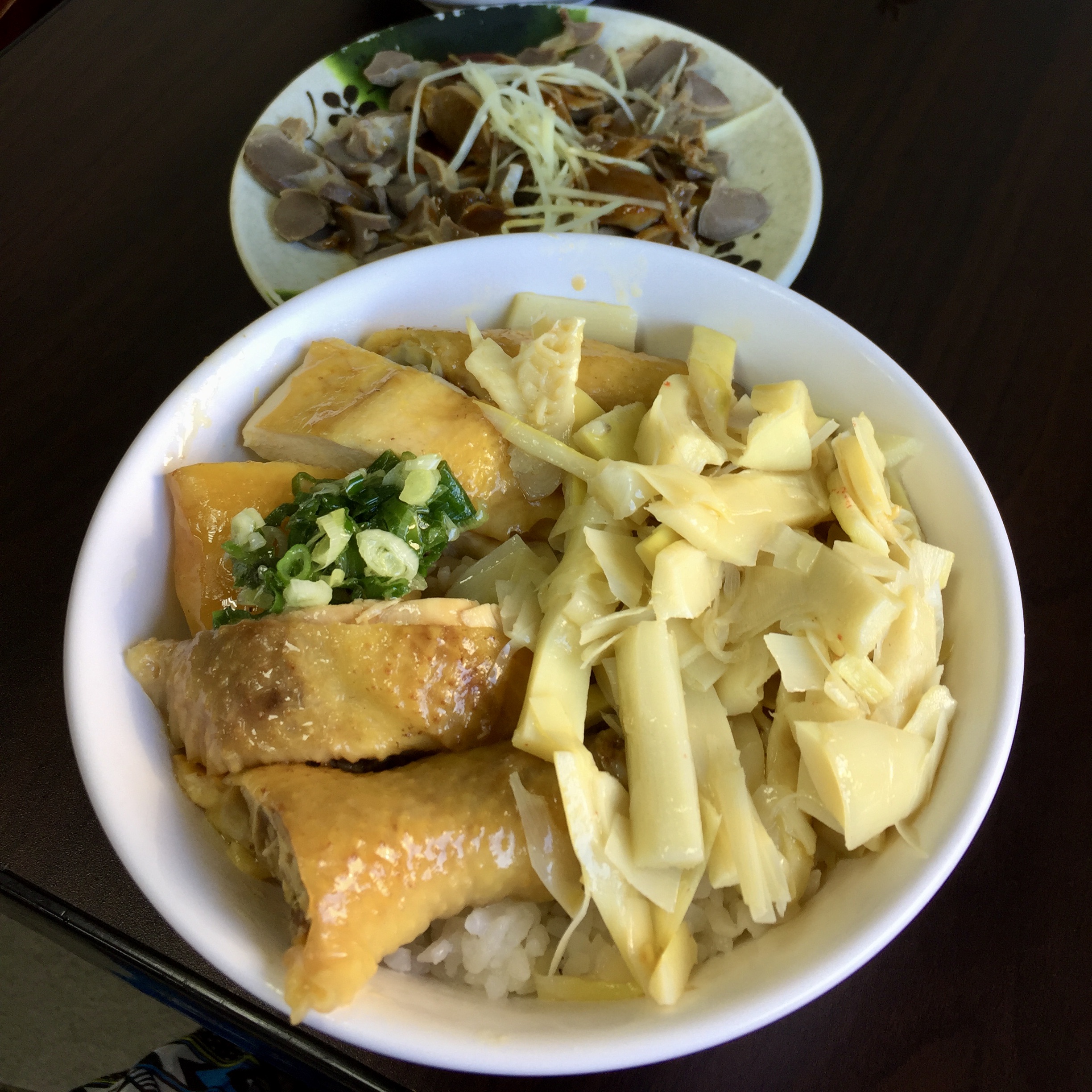用煠肉的肥湯炆筍乾,是小吃店的常備小菜。蕭秀琴攝