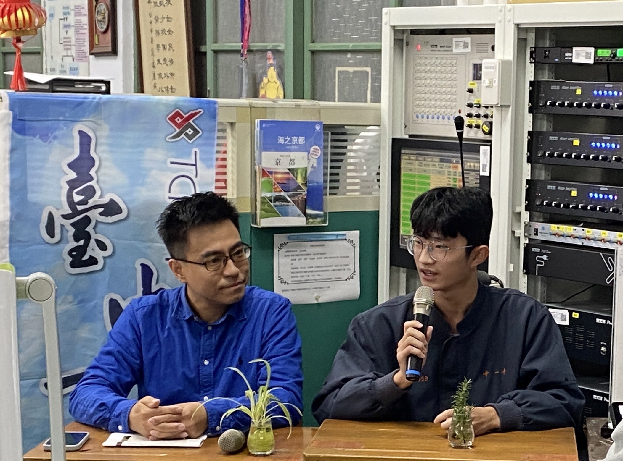 台中一中推客語廣播朝會電台，每周一個語言，包括客語、河洛語、英語。台中一中提供