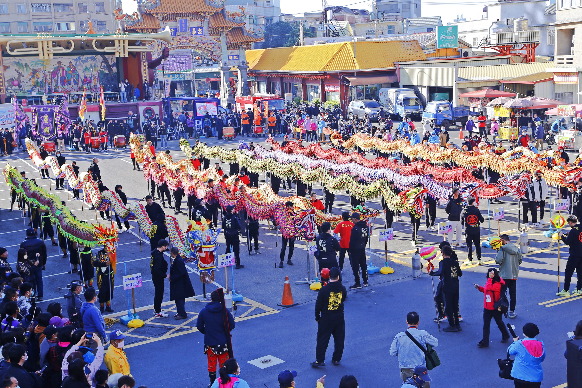 今年「貓裏客家龍競技」比賽，一共有八支隊伍與一支來自台中的祥瑞創藝競技龍隊、總共10尾龍出場。主辦單位提供