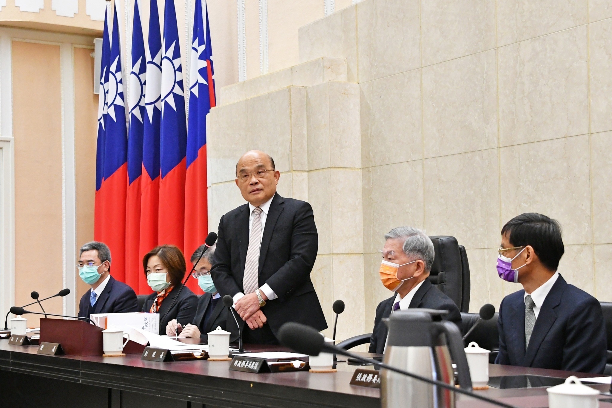 行政院長蘇貞昌主持臨時行政院會,感性向閣員道別。行政院提供