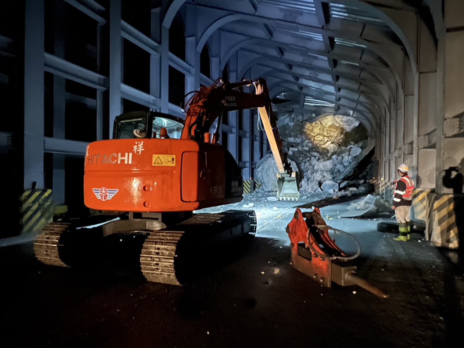 蘇花公路台9線159.3公里處大清水隧道南口11日深夜坍方，預計最快15日下午搶通。公路總局提供