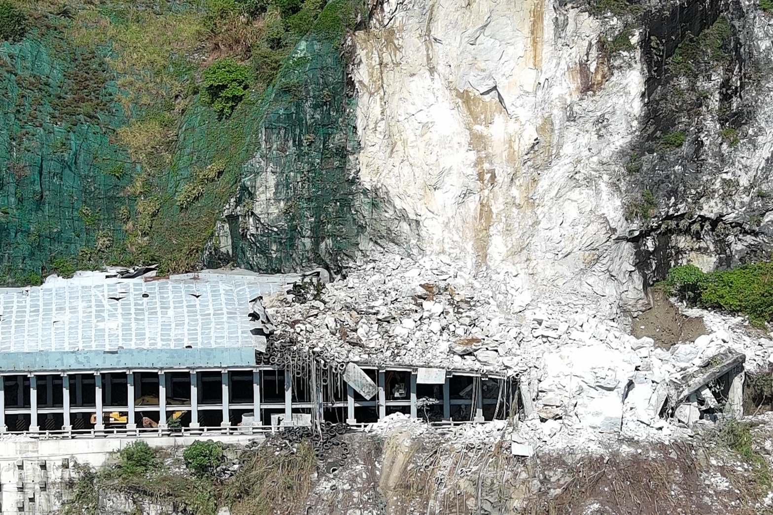 蘇花公路159.3K土石崩塌壓毀大清水隧道，空拍畫面曝光。公路總局提供