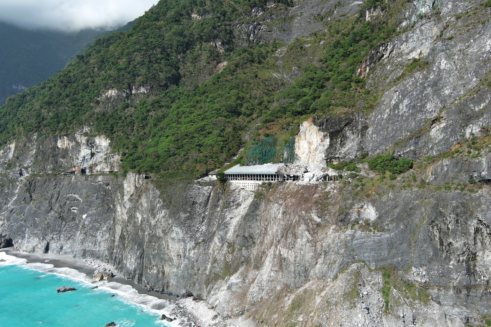 蘇花公路159.3K土石崩塌壓毀大清水隧道,空拍畫面曝光。公路總局提供
