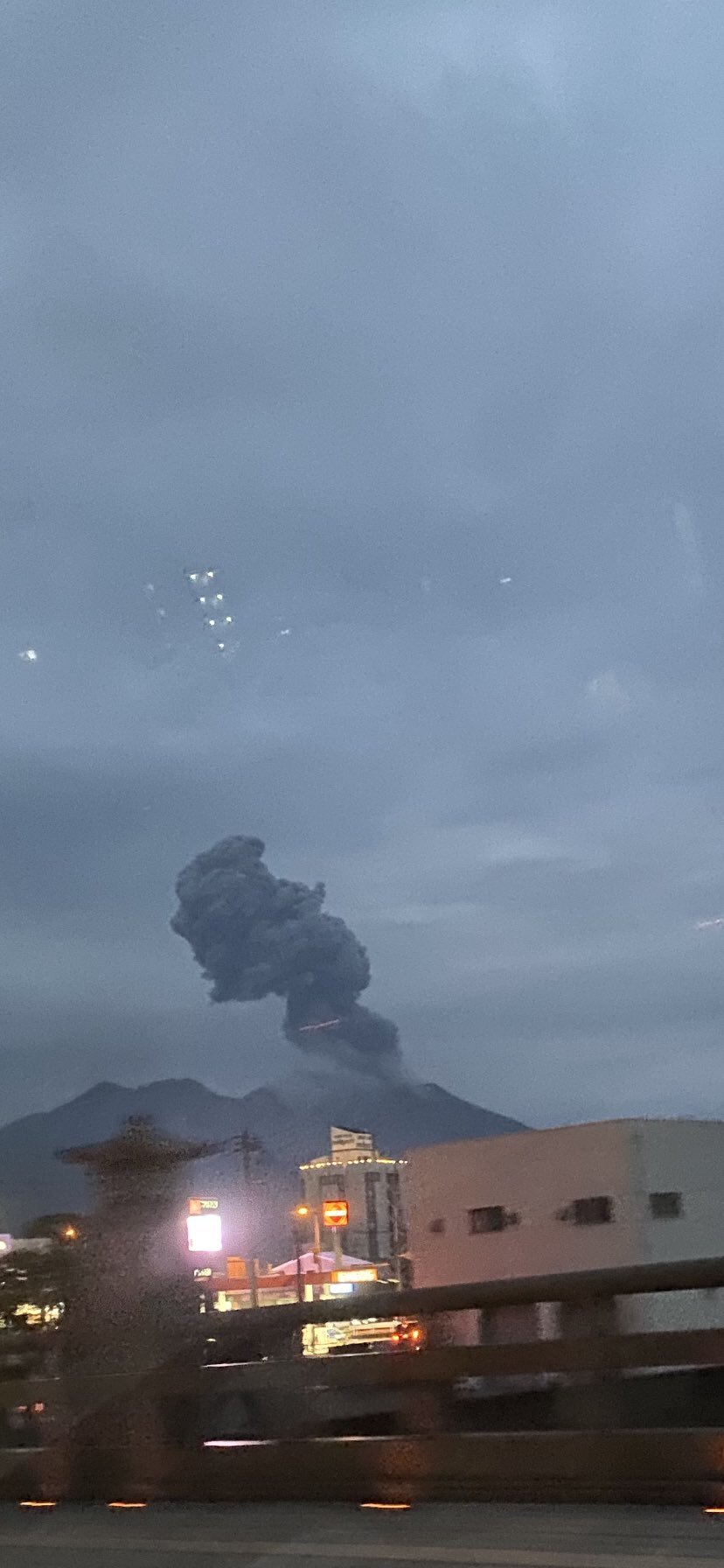 昭和火山此次噴發煙塵達到1500公尺高空。翻攝自なっとーきん《推特》