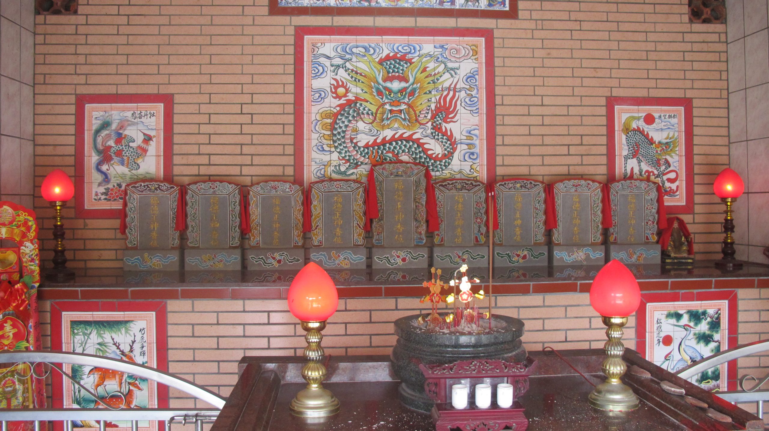 客家山村因人口大量遷徒,處處可見土地公聯合辨公,圖為頭屋鄉象山村玉衡宮南方的聯合土地公廟,內有九位伯公。何來美攝
