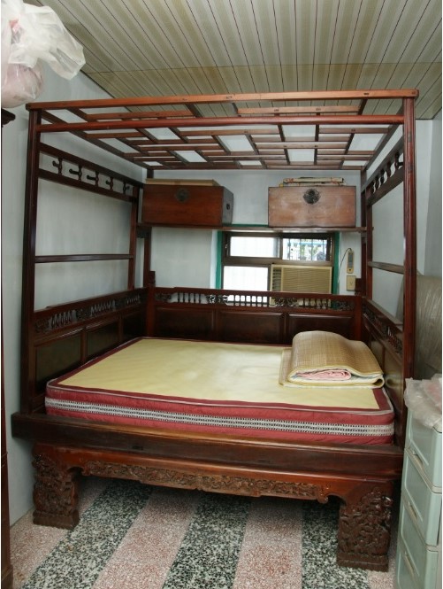 八架床又安到八腳床、八卦床、架仔床、紅眠床。翻攝《典藏臺灣》reurl.cc/85A7xb