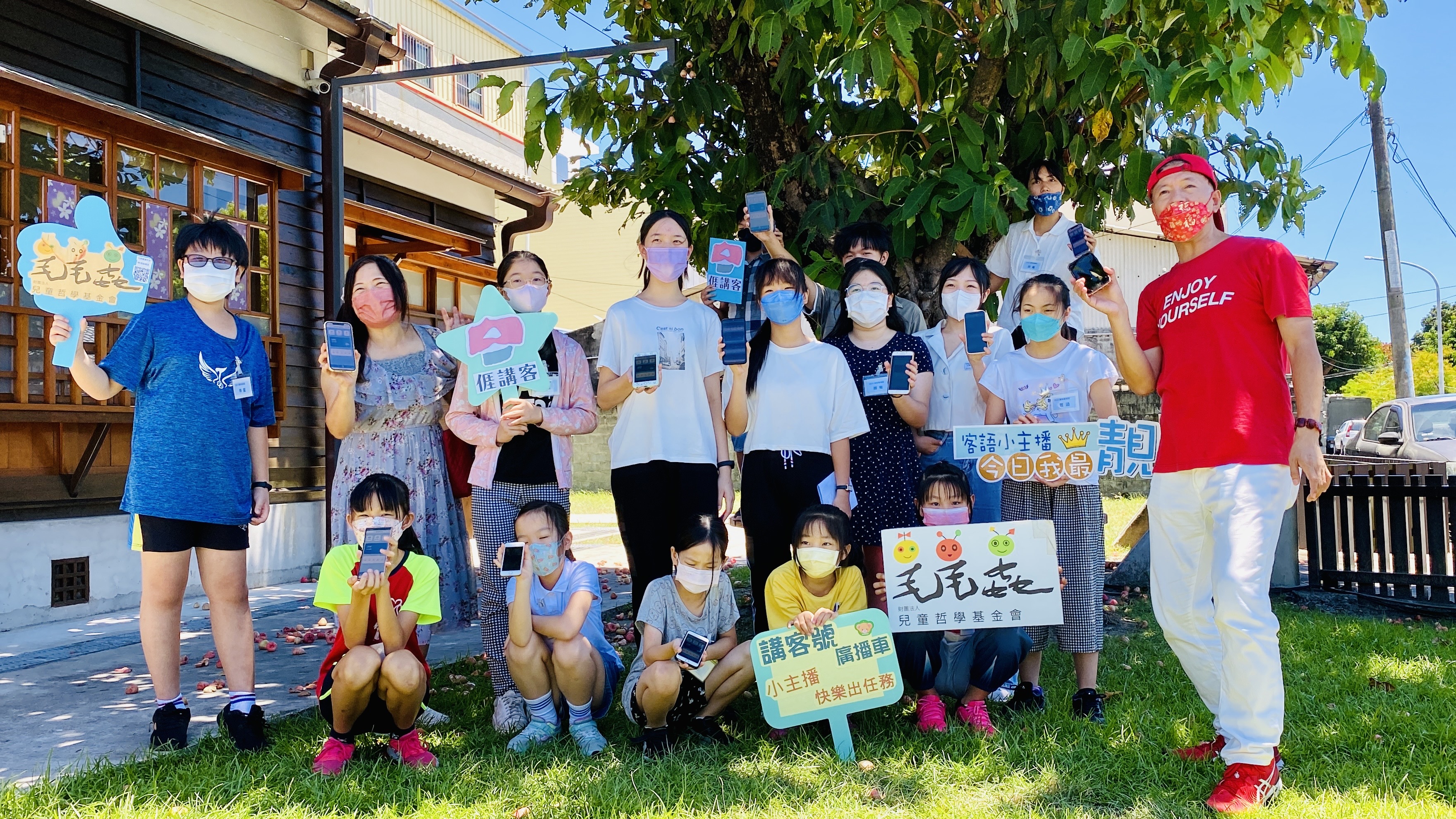 徐智俊先生(右一)帶領學員宣導「講客APP，手機就係收音機」。作者提供