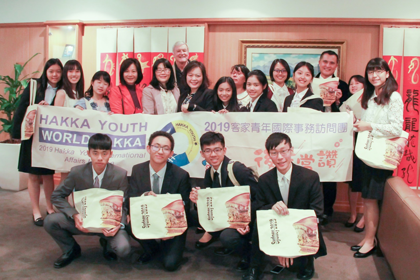 13位客家後生，經過激烈徵選後，前進紐澳跨文化交流暨志願服務，擔任臺灣客家最佳海外特使。客委會提供