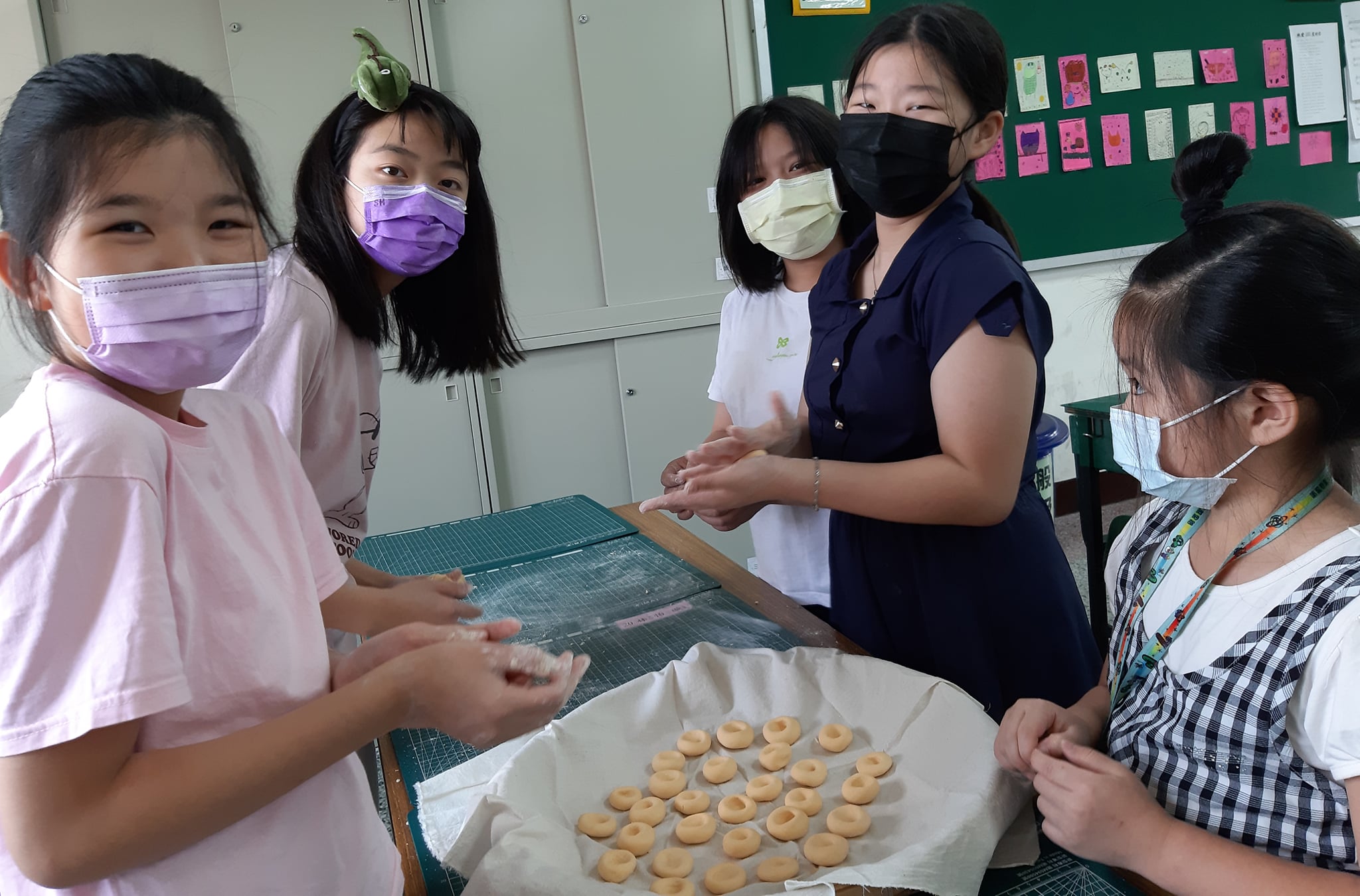 學做熝湯粢，小朋友歡喜到開容笑面。作者提供