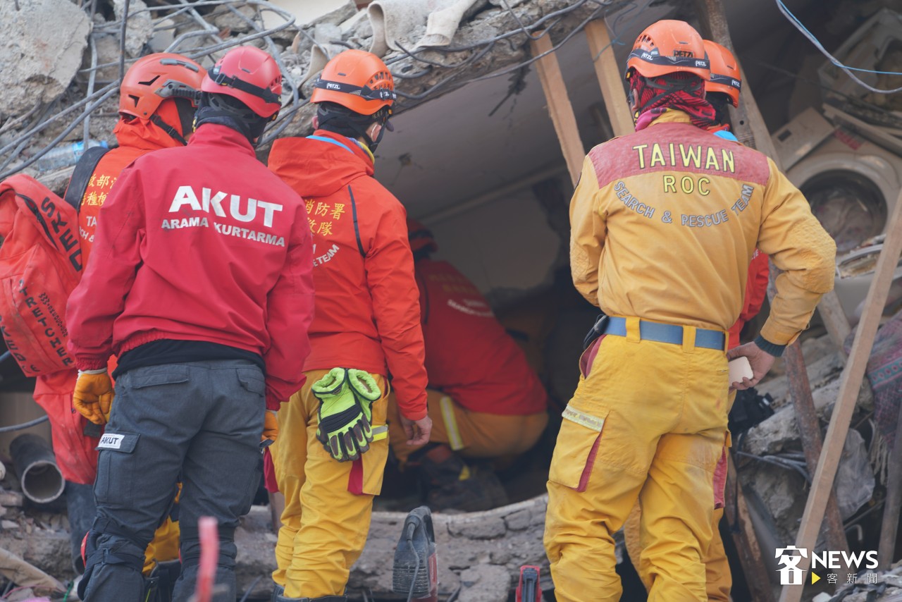 台灣隊將建築物部分撐起，保護隊員與受困民眾。何柏均、李台源、江芮敏攝