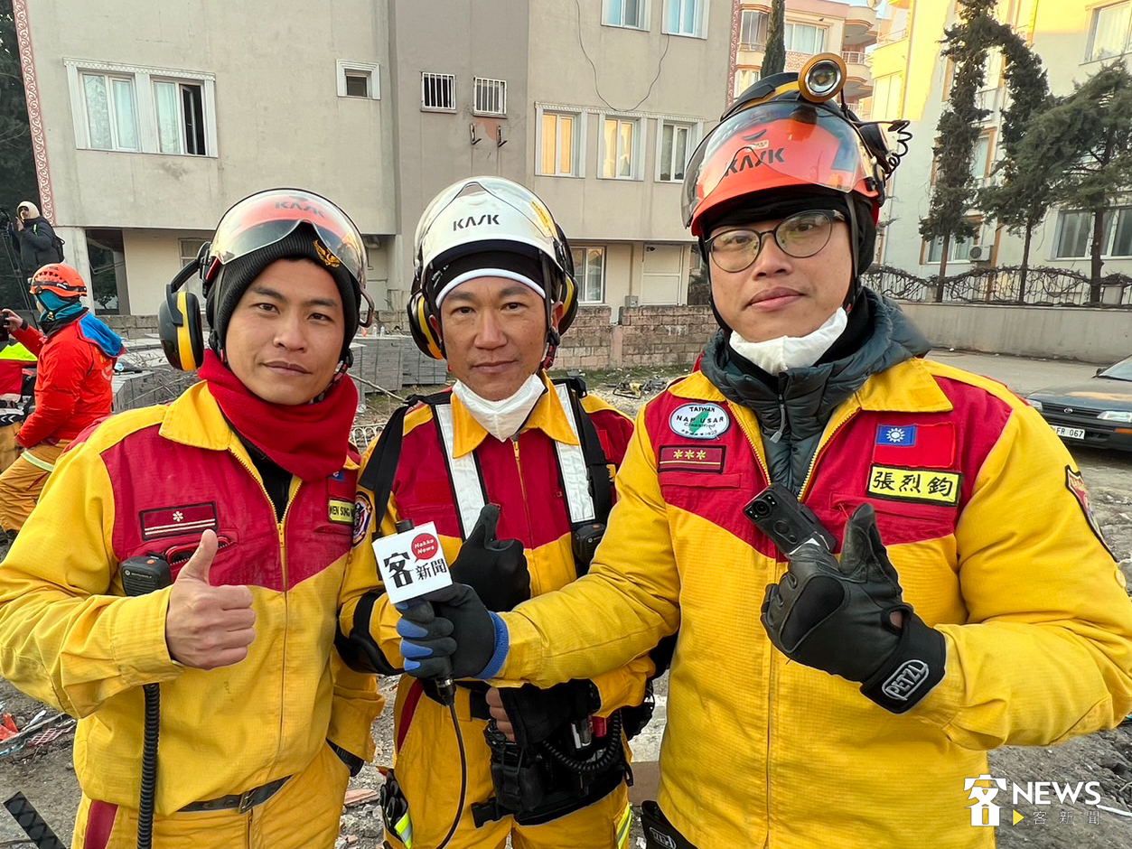 屏東縣政府消防局客家隊員熱血投入救災。何柏均、李台源、江芮敏攝