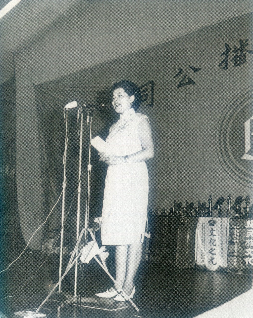 已故山歌歌后賴碧霞在苗栗舉辦全台客家民謠比賽時,曾擔任特別來賓與主持人。賴碧霞提供