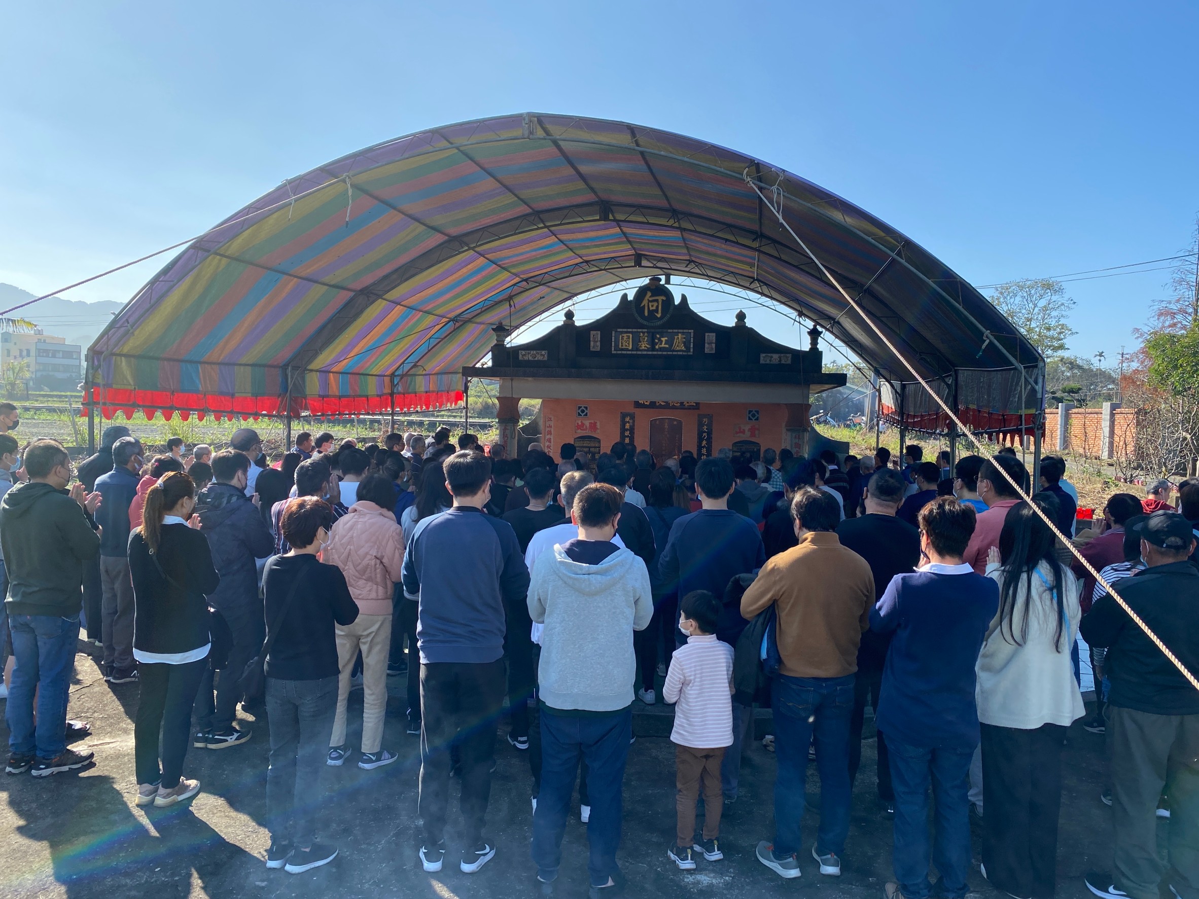 來台祖祖墳改建為家塚,掃墓日也搭起棚架,可遮陽避雨。何來美攝