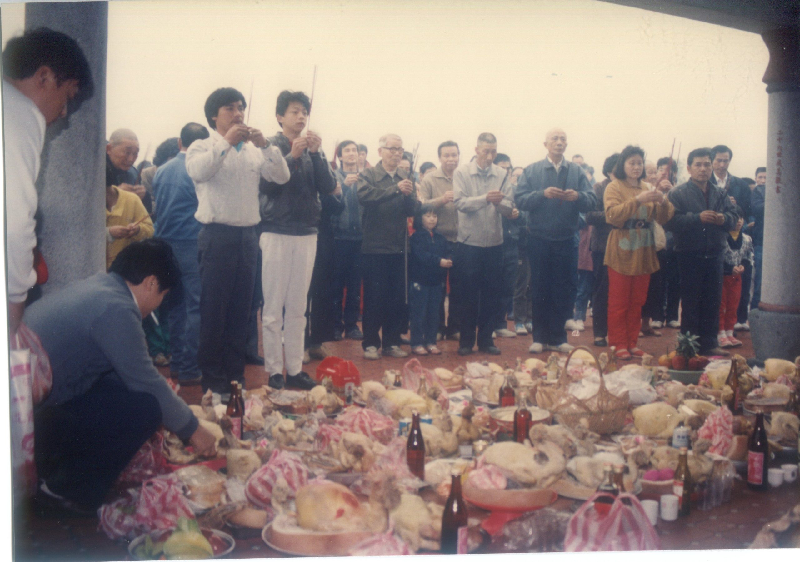 1987年公館鶴岡何姓乃斌公(19世)派下子孫於農曆正月16日掃墓,當時由25世主持,祭品大都是三牲。何來美攝