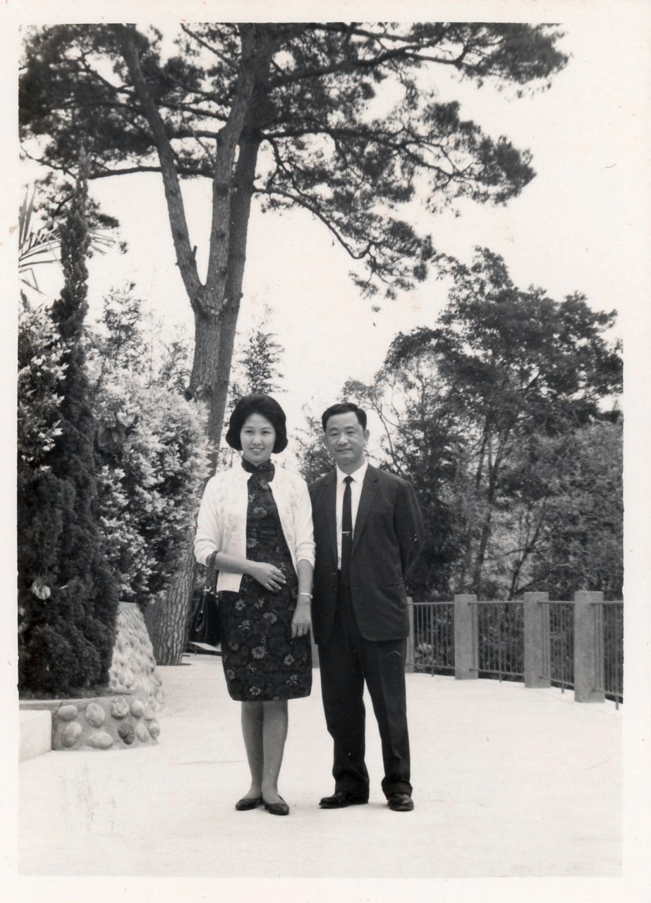 江平成、曾雲珍夫婦1955年到苗栗創立中廣苗栗台,到1970年才離開,夫婦對苗栗新聞傳播、客家戲曲、山歌的推廣發揚,貢獻甚大。彭文銘提供