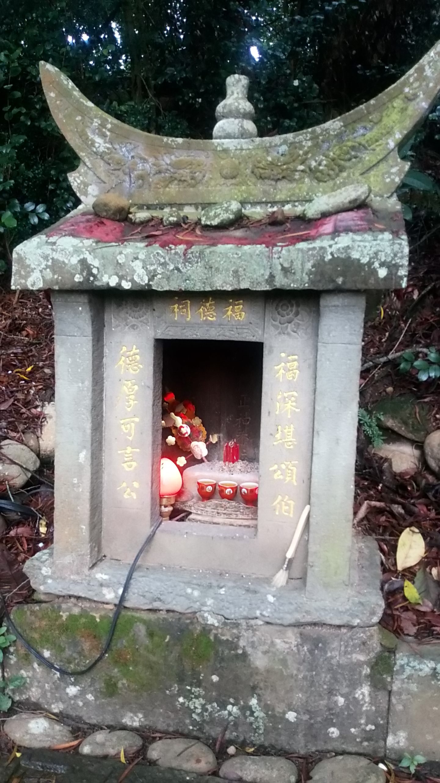 苗栗市新英里縱貫鐵路旁的石板土地公廟,廟雖小,「福深堪頌伯,德厚可言公」對聯卻意境深遠。何來美攝