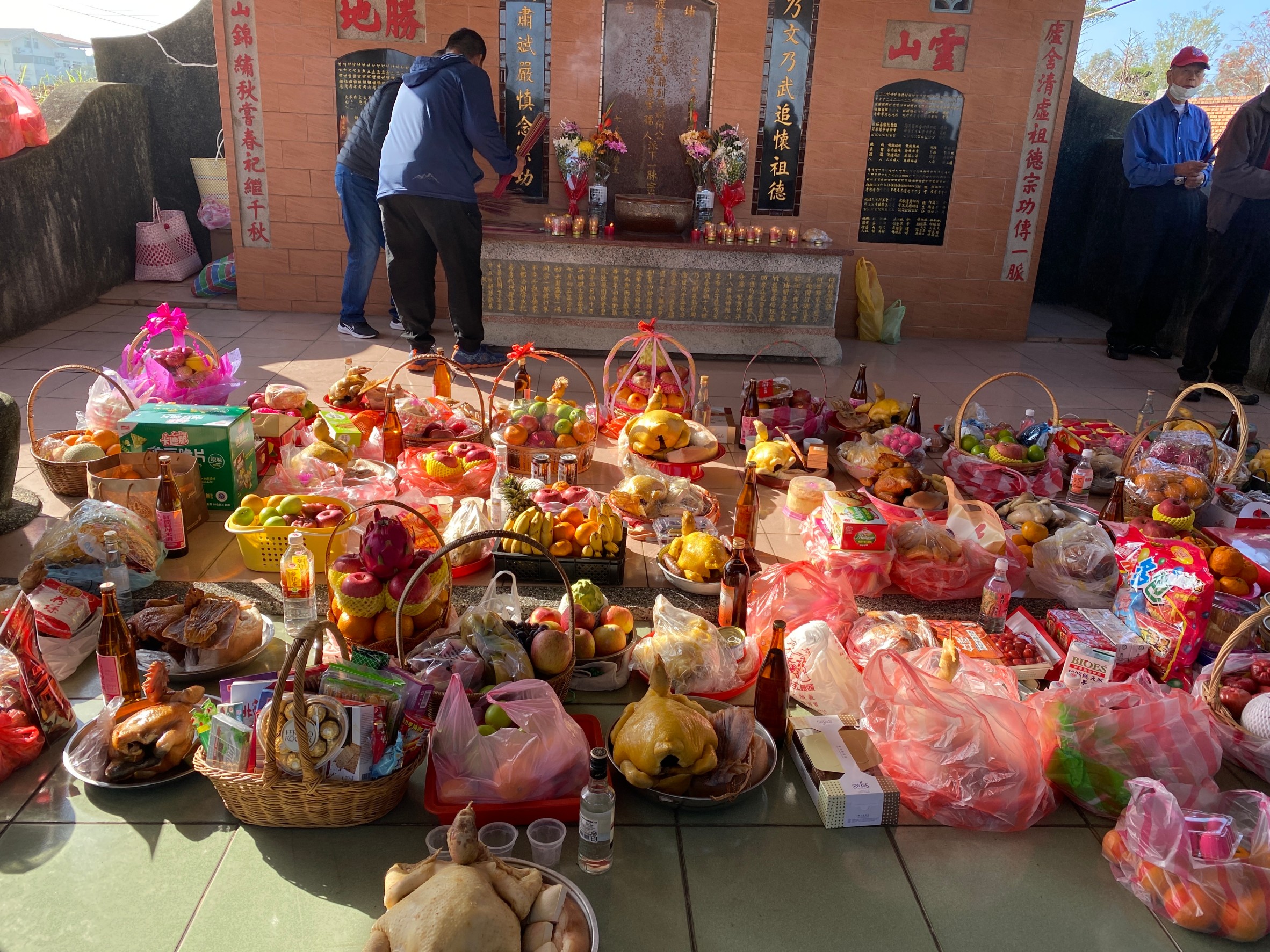 現工商繁忙,小家庭多,掃墓祭品已是三牲、水果各半,葷素皆有,讓祖先各取所需。何來美攝
