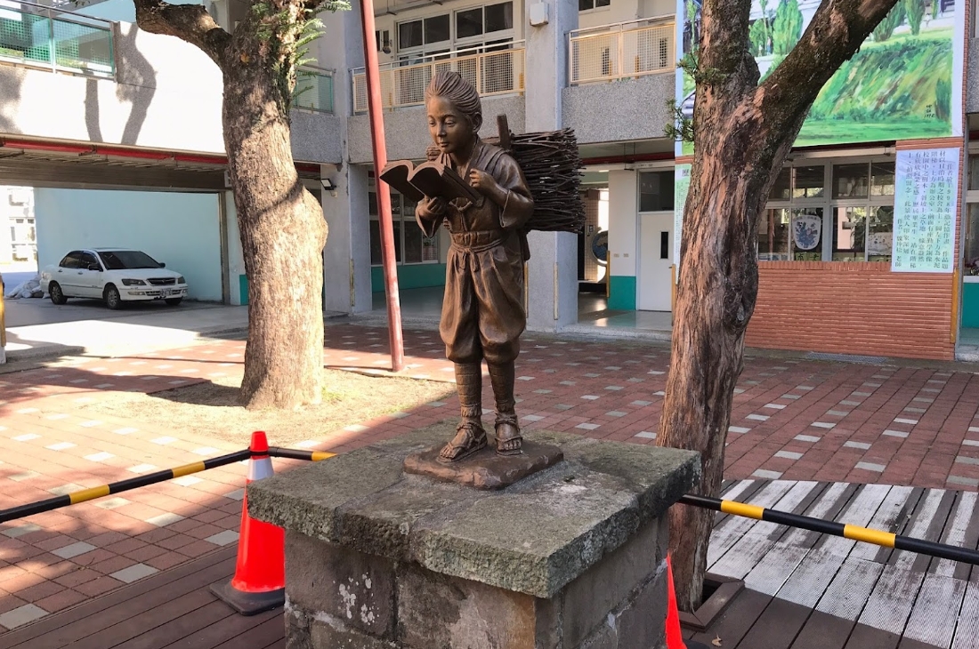 【寫客文】芎林國小个日本銅像
