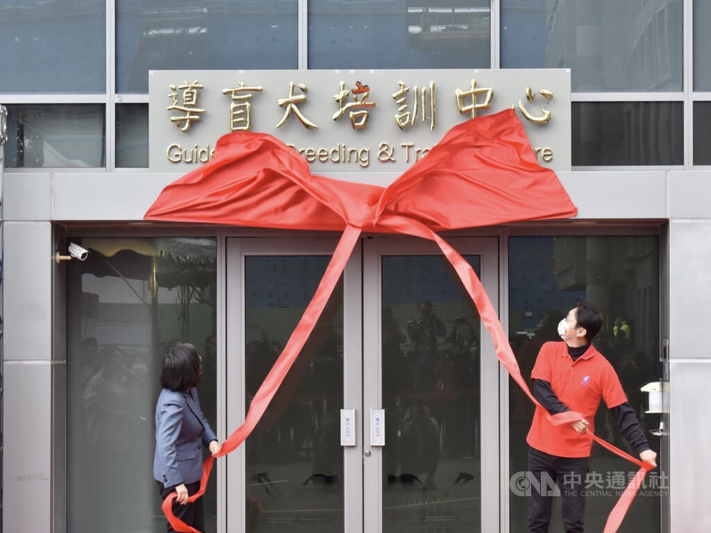 總統蔡英文（左）10日上午到惠光導盲犬學校，與惠光導盲犬學校校長曾瀚霖（右）一起為惠光導盲犬培訓中心揭牌。中央社