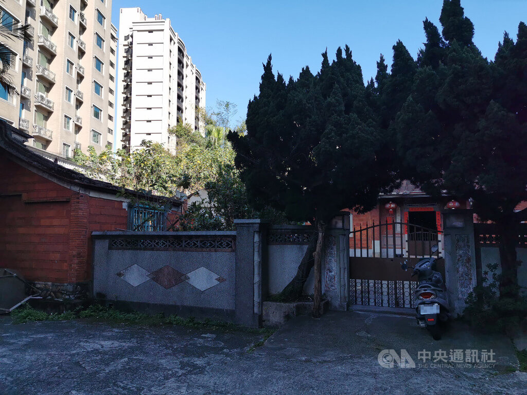 桃園市政府文化局公告暫定古蹟的「燃藜第紅樓」，連假期間遭劉姓持分地主僱用怪手拆旁邊燃藜第三合院房屋，桃園市府今邀文資委員現地會勘，地主意見分歧。中央社