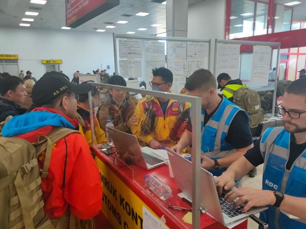 台灣第一批搜救隊7日抵達伊斯坦堡後,再前往900多公里外的阿達那聯合國接待及撤離中心報到。(消防署帶隊官許郁文提供)