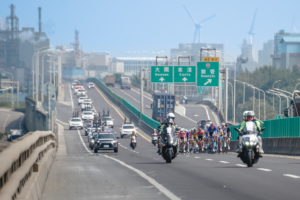 2023國際自由車環台公路大賽(桃園站)將在3月13日舉行,競賽路線行經10個行政區,警方將實施階段性移動管制。圖為往年活動狀況。警方提供
