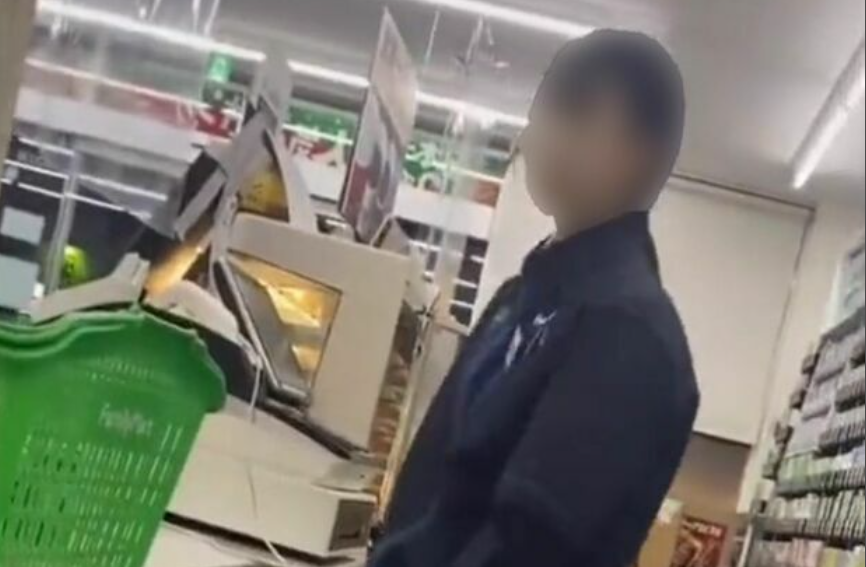 一名高中女學生就曾身穿制服在店內惡搞，疑似在收銀台後方滴尿。翻攝自Taroの開封ちゃんねる《YouTube》頻道