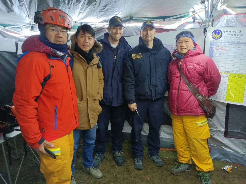 這次台灣搜救隊長黃博村（右1）率團赴土耳其救災，他也曾在311大地震時赴日本救援。（圖取自facebook.com/NFA999）
