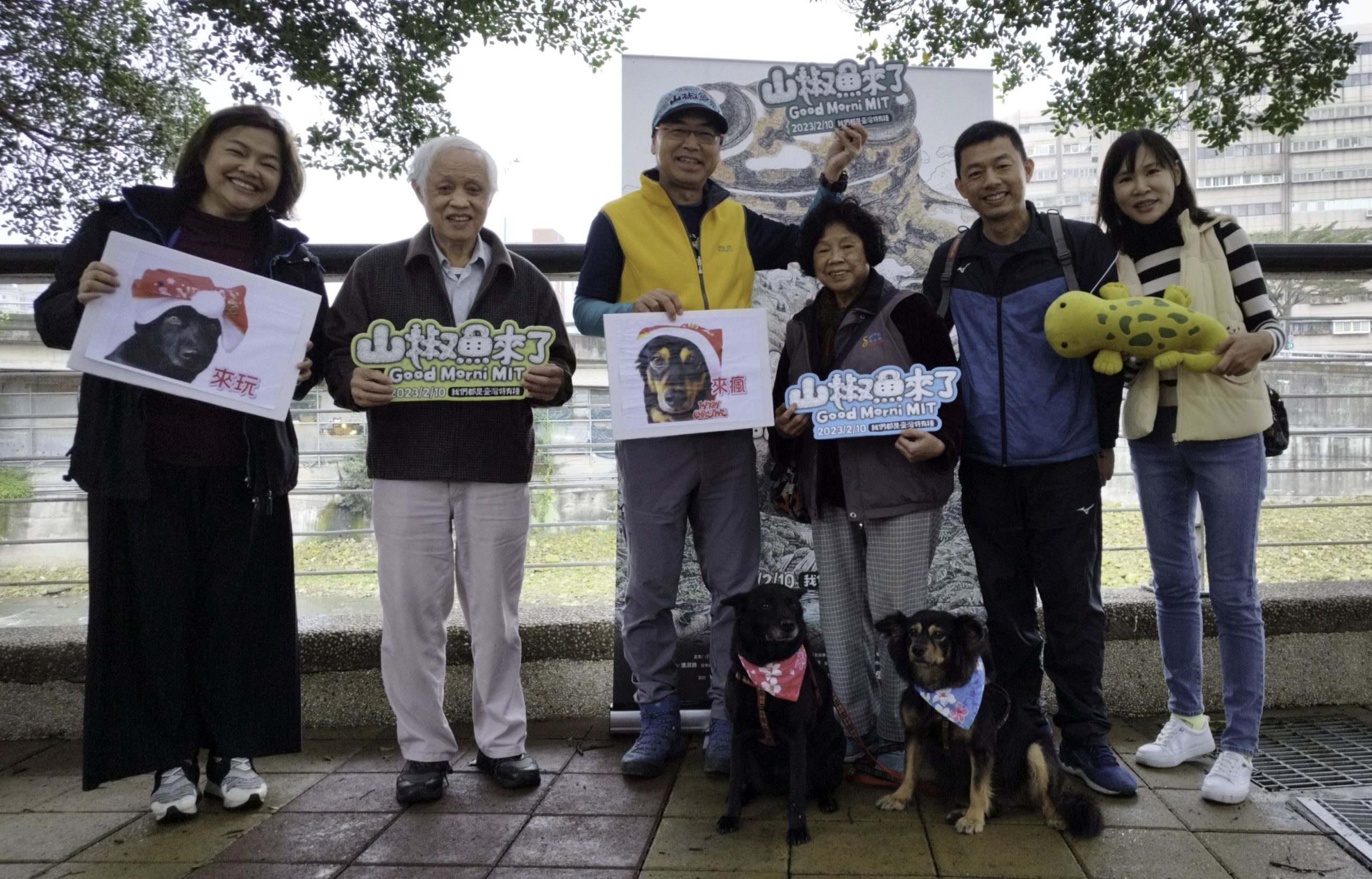 麥覺明導演在各地有名个登山路口,摎蹶山个人共下翕相,宣傳電影。作者提供