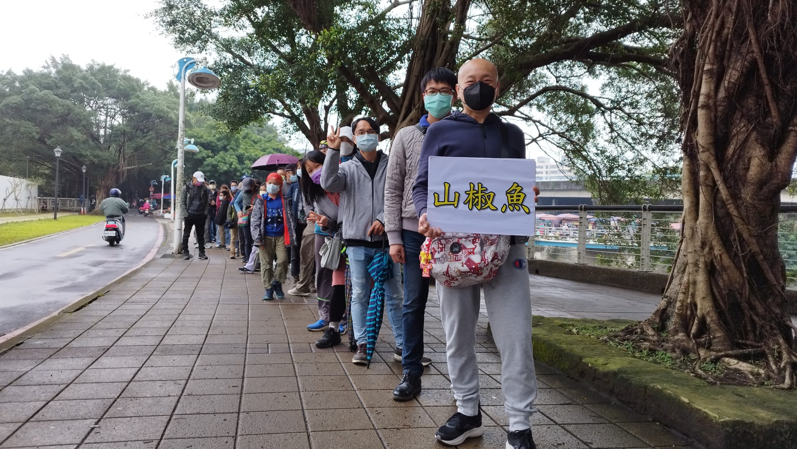 桃園虎頭山登山口,粉絲毋驚發風落雨个天時,排列仔買票,支持山椒魚。作者提供