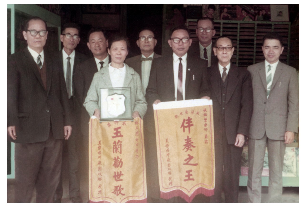 1963年初苗栗率先舉辦台灣客家民謠比賽,幕後熱心推動人士,左起彭雙琳、賴江質、江平成、楊玉蘭、饒見祥、張福營、謝樹新、劉景雲、徐煥堂。彭雙松攝、彭文銘提供