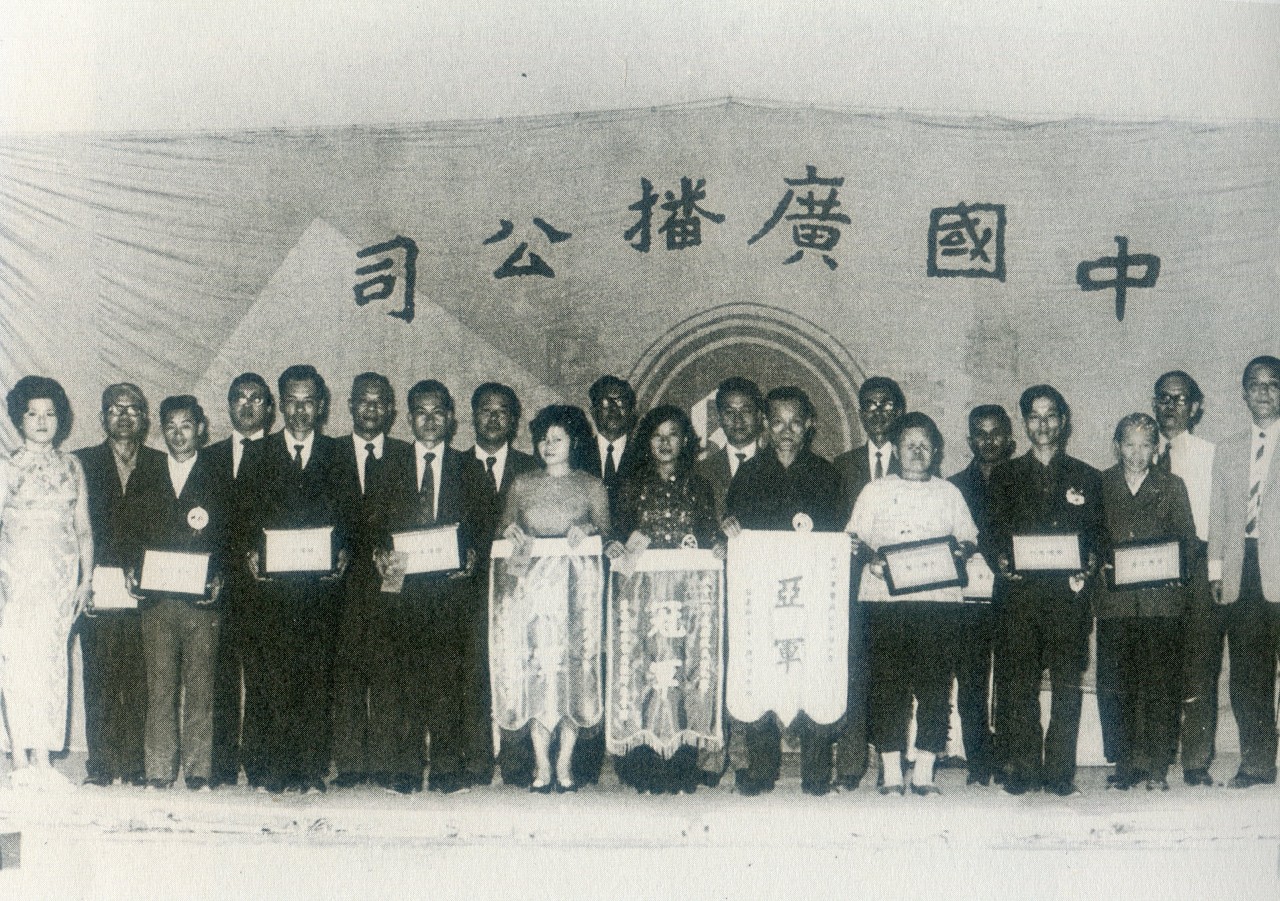 1963年苗栗舉行全省客家民謠比賽,得獎者合影留念。賴碧霞提供