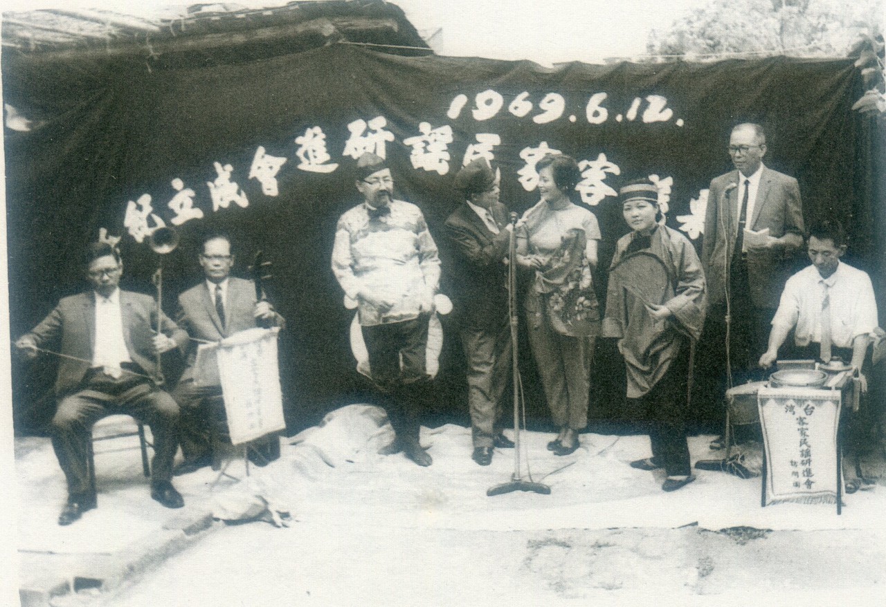 1969年苗栗縣客家民謠研進會組團到日本五大都市巡迴演唱前,在苗栗排演,從左到右是張福營、彭雙琳、饒見祥、賴碧霞、湯玉蘭、游春蘭、謝樹新、王順能。賴碧霞提供