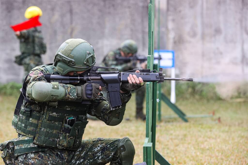 陸軍第六軍團指揮部今日邀請媒體參訪陸軍實戰化射擊訓練，展示調整後的步槍射擊訓練方式。中央社