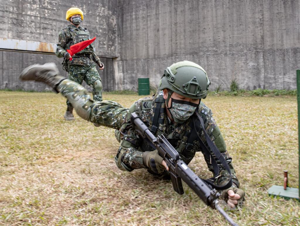 官兵在訓練中從奔跑進入臥姿射擊，逐次強化射擊節奏與穩定性。中央社