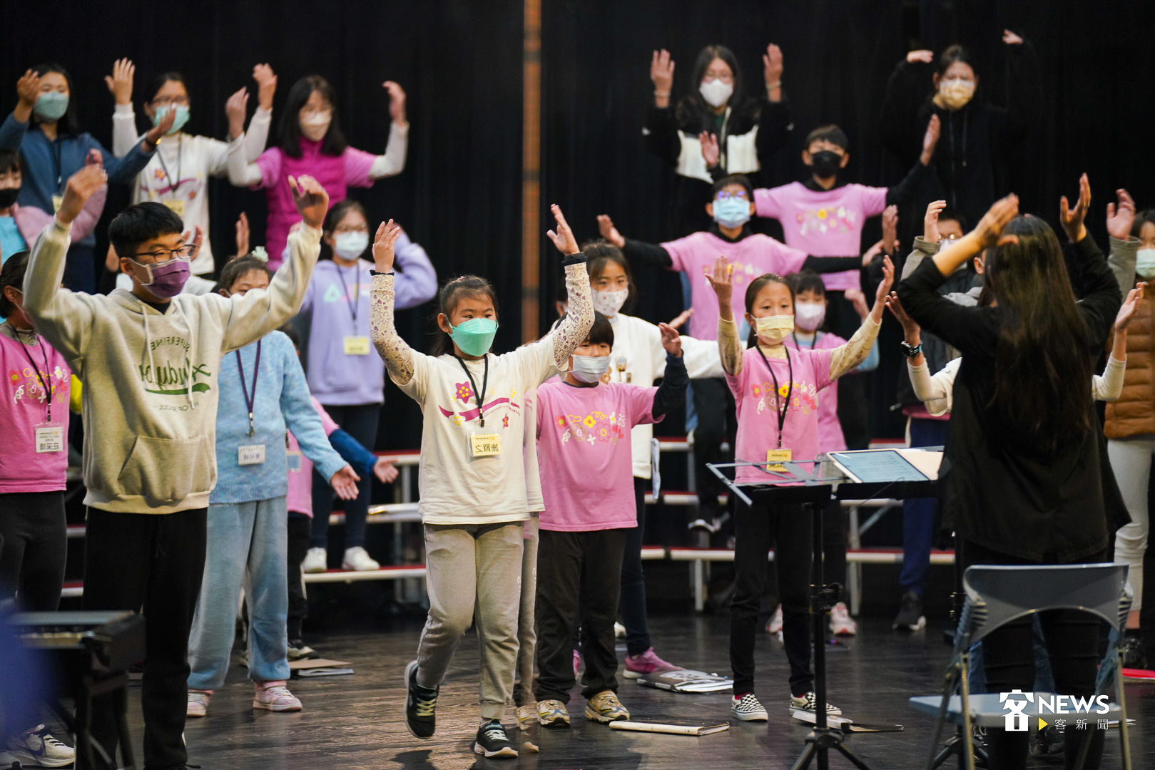 「國立客家兒童合唱團」透過知名指揮家彭孟賢的指導,將在苗栗與高雄展開首場的售票公演,練習時全神貫注,孩子們(細孲仔)用完美的歌聲展現客家歌曲與世界知名歌曲。何柏均攝