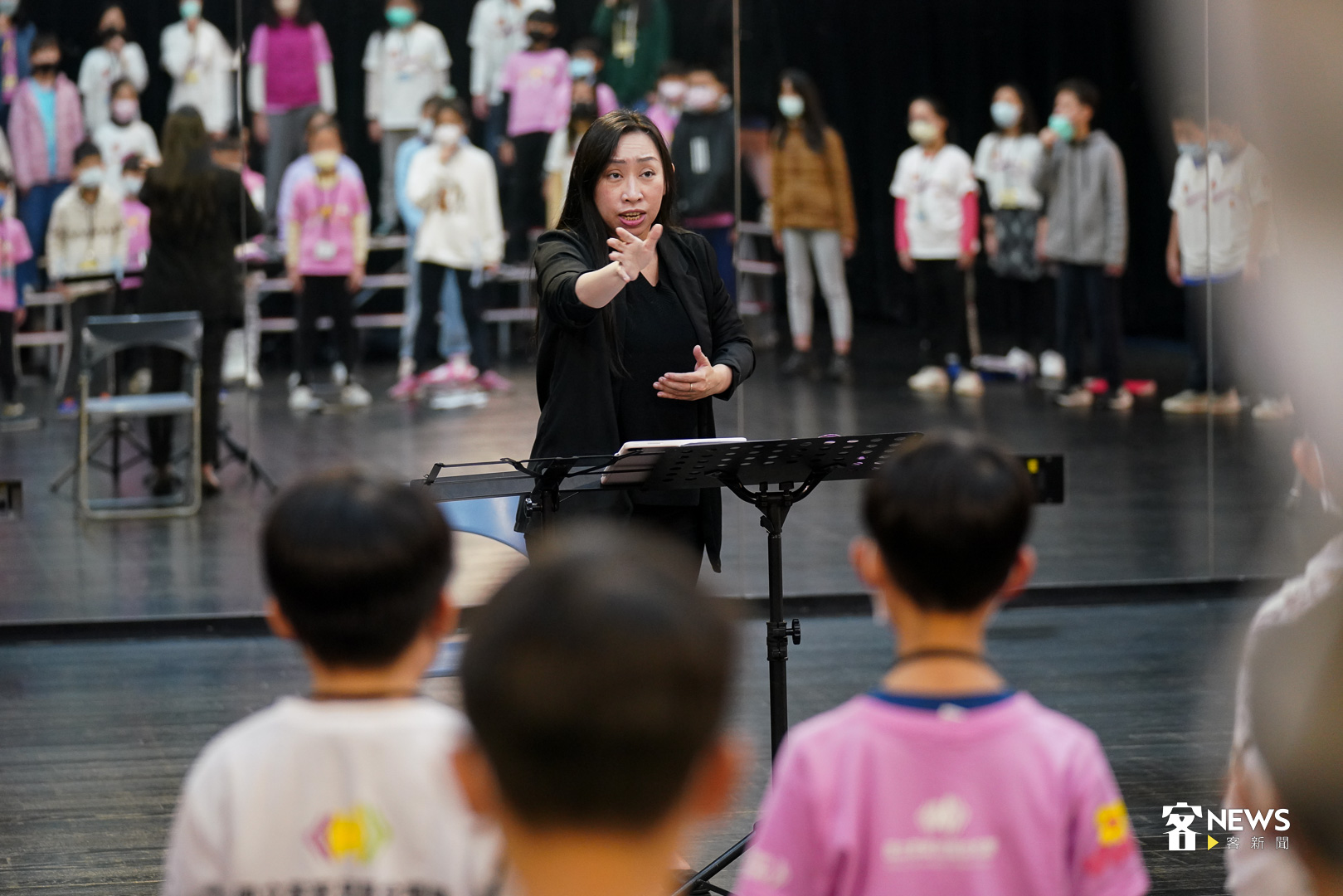 「國立客家兒童合唱團」即將進行苗栗、高雄兩場售票公演,最後一週由團長彭孟賢指揮下加緊練習。何柏均攝