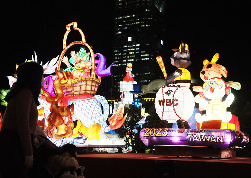 本次燈會作品超過300件，不少作品日夜皆美，外縣市民眾不妨來趟2天1夜的台北小旅行。