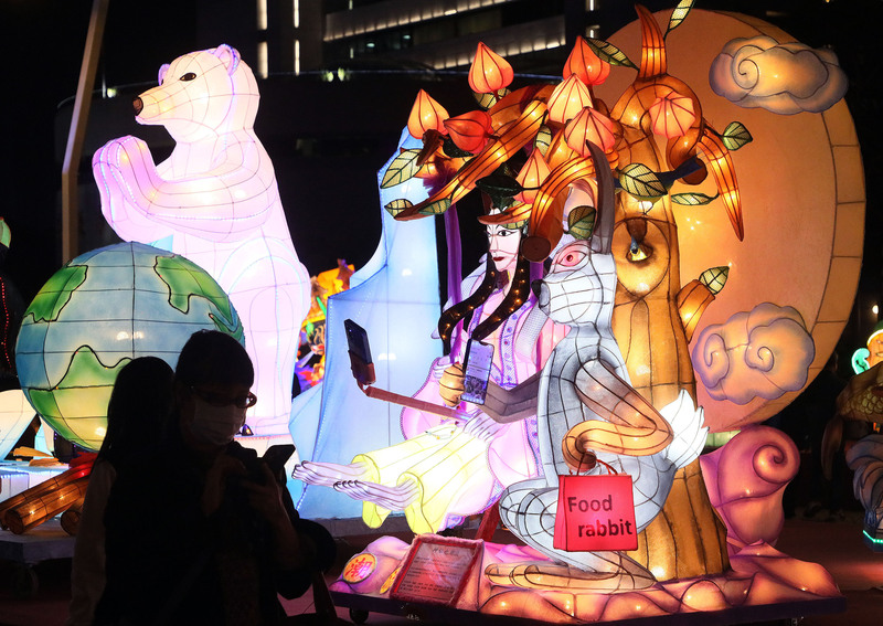本次燈會作品超過300件，不少作品日夜皆美，外縣市民眾不妨來趟2天1夜的台北小旅行。