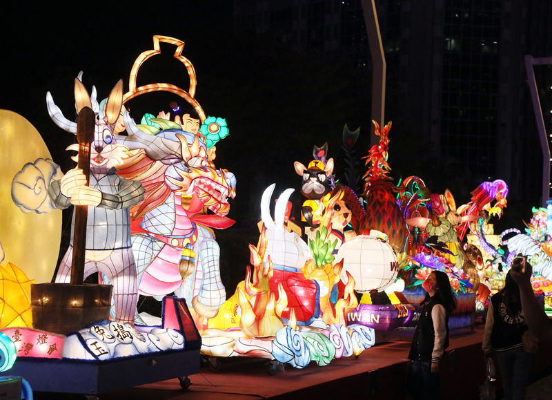 2023台灣燈會在台北，1日起試營運，5日盛大開展。根據官網資訊，今年燈會分4大展區、占地168公頃，包含1座主燈及6座副燈在內，共有368件作品，遍布捷運忠孝復興站、忠孝敦化站、國父紀念館站、市政府站及台北101/世貿站，為都會黑夜增添繽紛歡樂氣息。