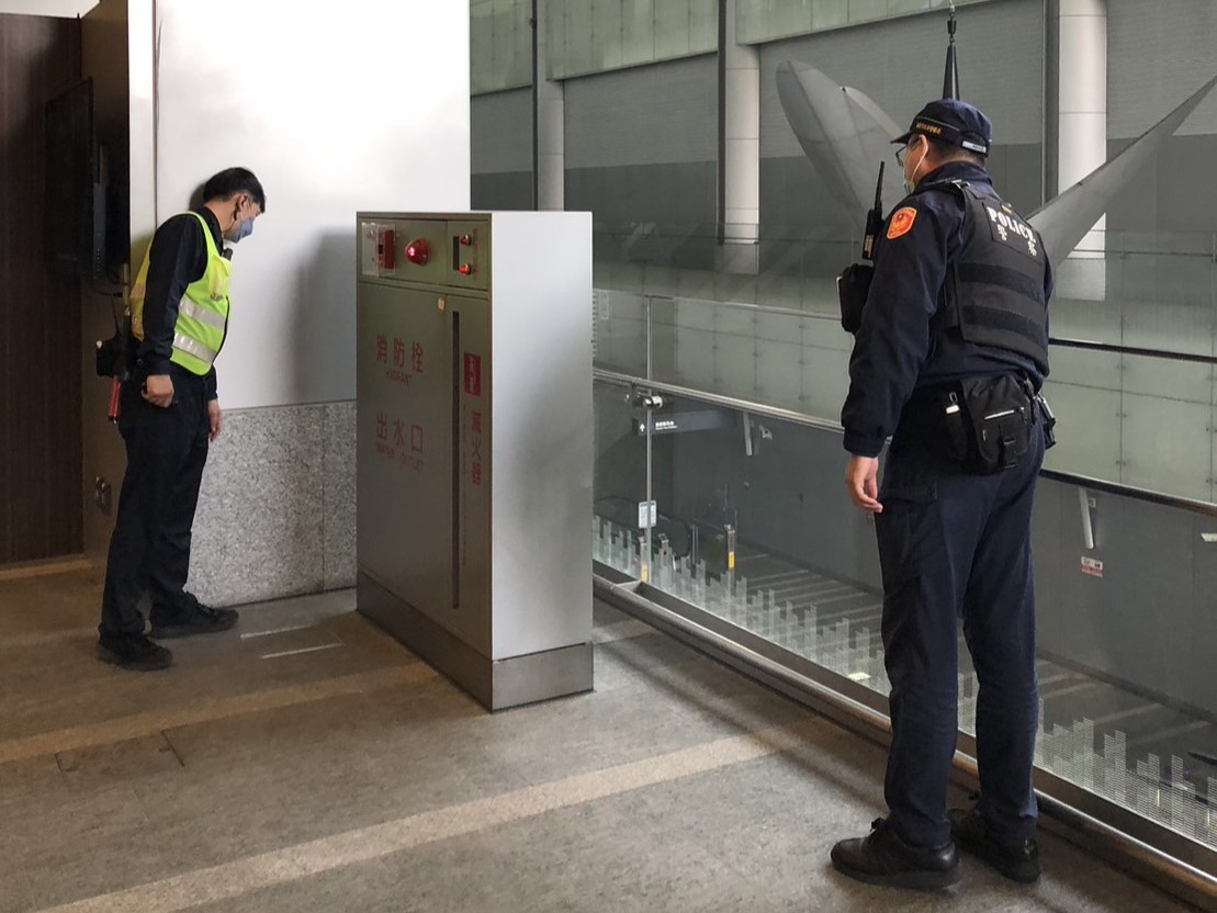 桃園捷運公司3日上午接到恐嚇電話，對方揚言要在桃園機場捷運A1台北車站放置炸彈，桃捷公司第一時間已向警方報案，員警針對車站進行巡檢。桃捷提供