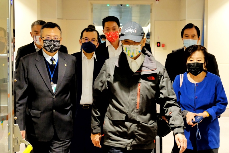 立法院長游錫堃（前排左2）結束訪美行程，4日清晨搭機返台。他表示，此行一切順利，這次國會外交相當成功。