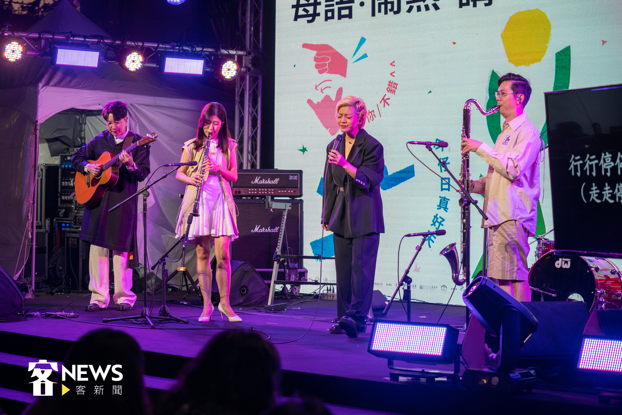 金曲得主春麵樂團熱力開唱。范修語攝。
