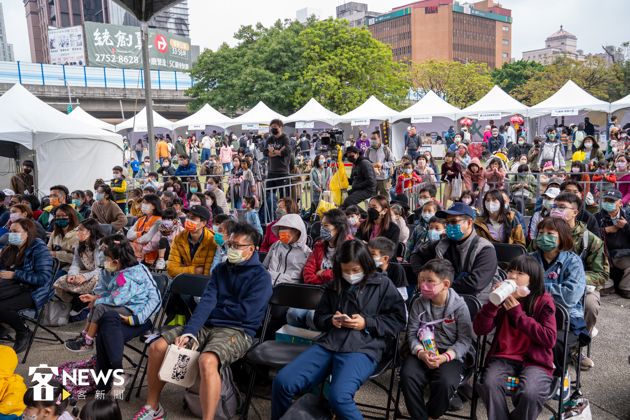 2023世界母語日—國家語言生活節活動熱鬧展開,華山文創園區擠滿參與活動的民眾。宋佩遙攝。