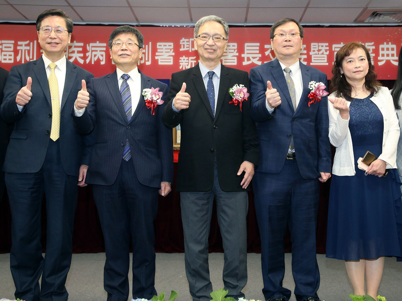 衛福部疾管署長由現任疾管署副署長莊人祥接任,今天正式交接。